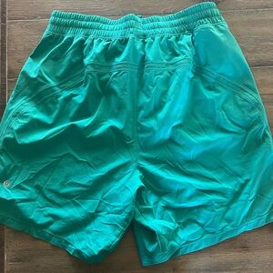 LULULEMON Kelly Green Men’s Pace Breaker Linerless Shorts 7”. Sz M